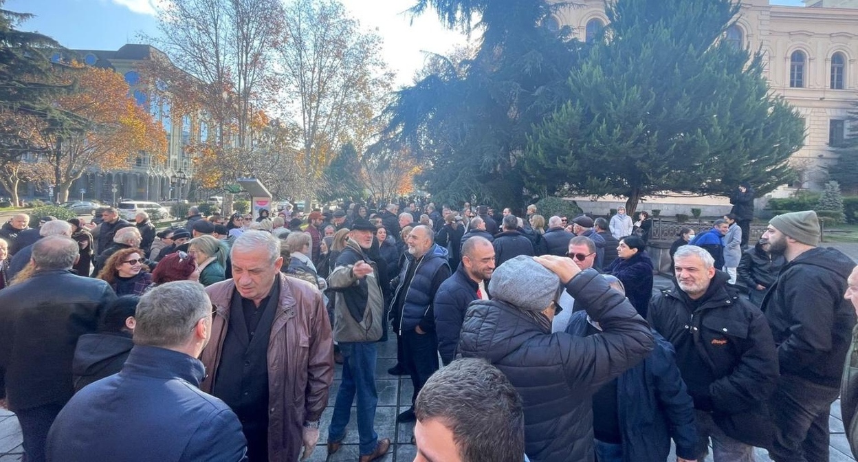 Оппозиционеры на проспекте Руставели. Тбилиси, 10 декабря 2023 года. Фото: Netgazeti https://netgazeti.ge/news/700993/ Оппозиционеры на проспекте Руставели. Тбилиси, 10 декабря 2023 года. Фото: Netgazeti https://netgazeti.ge/news/700993/