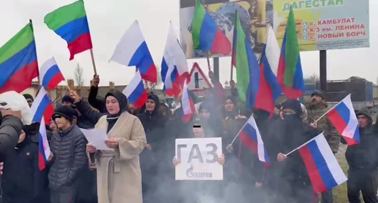Жители Бабаюртовского района записывают обращение к президенту, стоп-кадр видео https://t.me/chernovik/64661 Жители Бабаюртовского района записывают обращение к президенту, стоп-кадр видео https://t.me/chernovik/64661