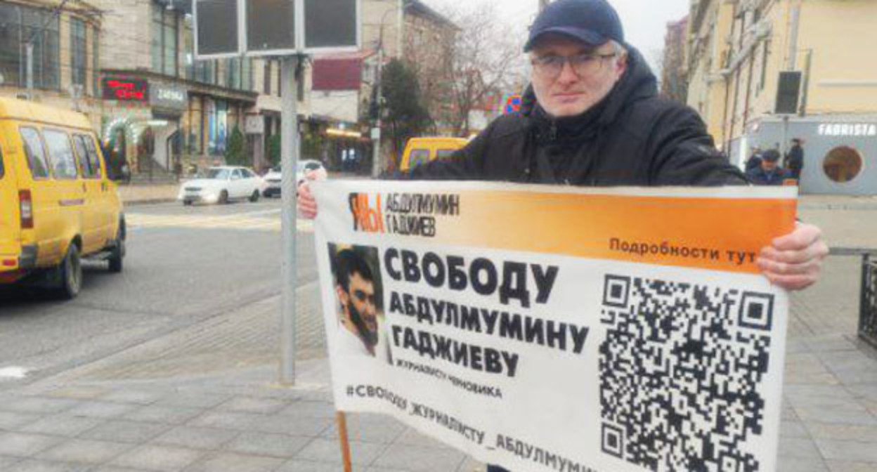 Магомед Магомедов на одиночном пикете в Махачкале. 11 декабря 2023 года. Фото: Телеграм-канал "Черновик" Магомед Магомедов на одиночном пикете в Махачкале. 11 декабря 2023 года. Фото: Телеграм-канал "Черновик"
