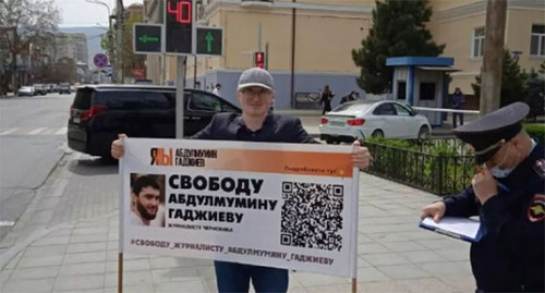 Магомед Магомедов в одиночном пикете в поддержку Гаджиева. Фото https://chernovik.net Магомед Магомедов в одиночном пикете в поддержку Гаджиева. Фото https://chernovik.net