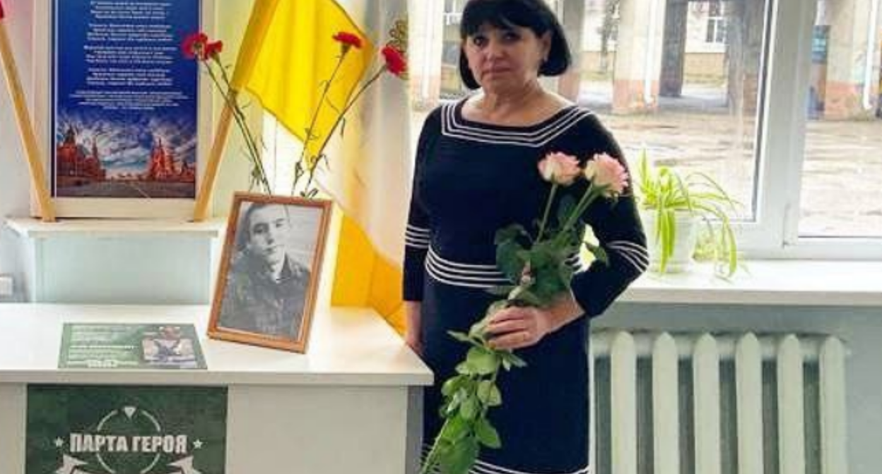 Мама Тимура Азизова у именной парты. Скриншот фото из Telegram-канала Андрея Зайцева от 11.12.23, https://t.me/andreyzaytsev_ggo/12419 Мама Тимура Азизова у именной парты. Скриншот фото из Telegram-канала Андрея Зайцева от 11.12.23, https://t.me/andreyzaytsev_ggo/12419