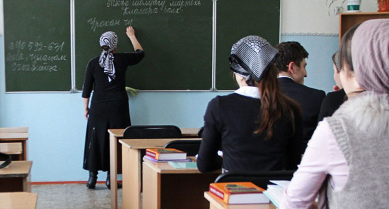 Учительница в школьном классе. Фото: mahachkala.net.ru Учительница в школьном классе. Фото: mahachkala.net.ru