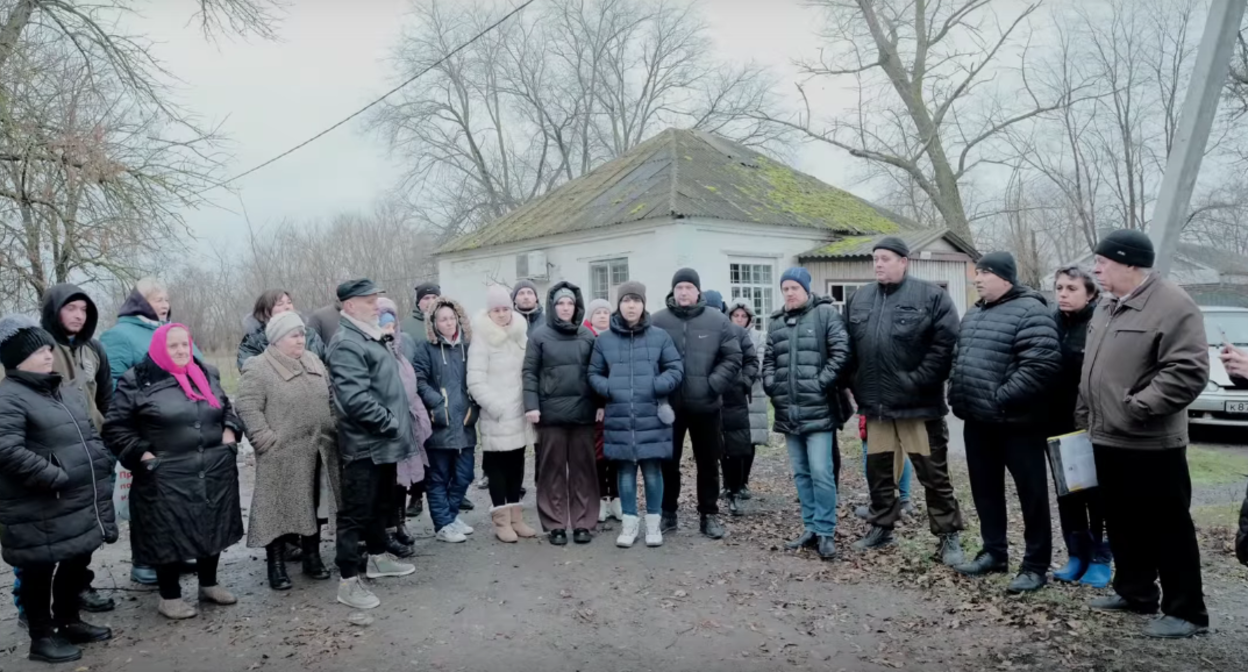 Обращение жителей поселка Зеленый к Путину. Скриншот видео из сообщества "ВКонтакте" Azak Tv от 08.12.23, https://vk.com/azak_tv?w=wall-148824244_1630
Обращение жителей поселка Зеленый к Путину. Скриншот видео из сообщества "ВКонтакте" Azak Tv от 08.12.23, https://vk.com/azak_tv?w=wall-148824244_1630