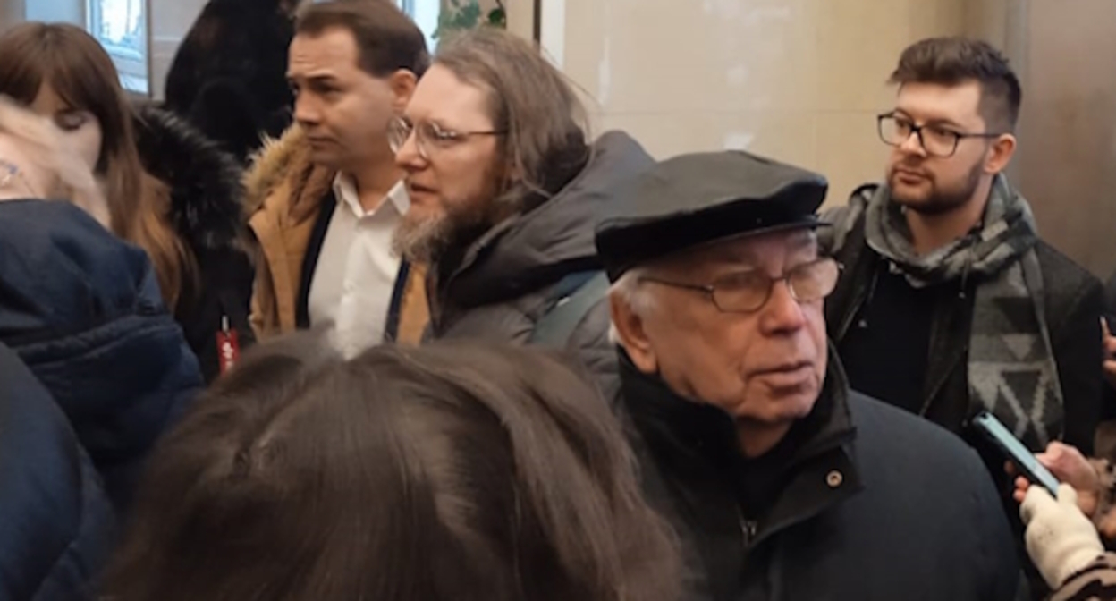 Сторонники Орлова перед зданием Мосгорсуда, фото: корреспондент "Кавказского узла" Сторонники Орлова перед зданием Мосгорсуда, фото: корреспондент "Кавказского узла"
