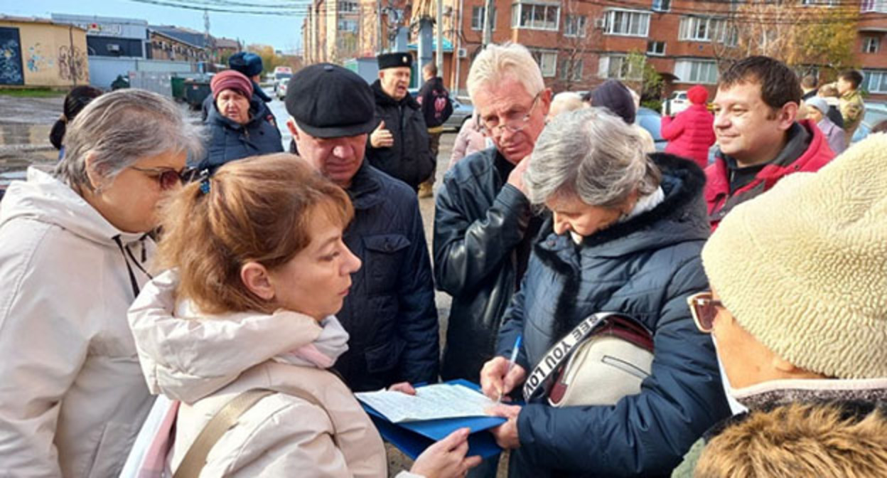 Жители микрорайона Музыкальный общаются с чиновниками. Фото: https://bloknot-krasnodar.ru/news/krasnodarskie-chinovniki-vstretilis-s-zhitelyami-m-1680263 Жители микрорайона Музыкальный общаются с чиновниками. Фото: https://bloknot-krasnodar.ru/news/krasnodarskie-chinovniki-vstretilis-s-zhitelyami-m-1680263