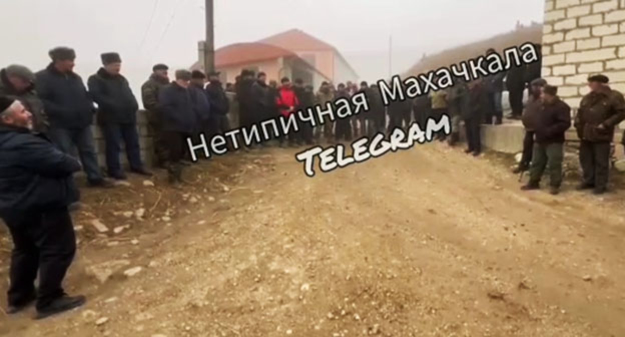 Видеообращение жителей села Герхмахи Акушинского района. Скриншот видео Телеграм-канал "Нетипичная Махачкала | Дагестан" Видеообращение жителей села Герхмахи Акушинского района. Скриншот видео Телеграм-канал "Нетипичная Махачкала | Дагестан"