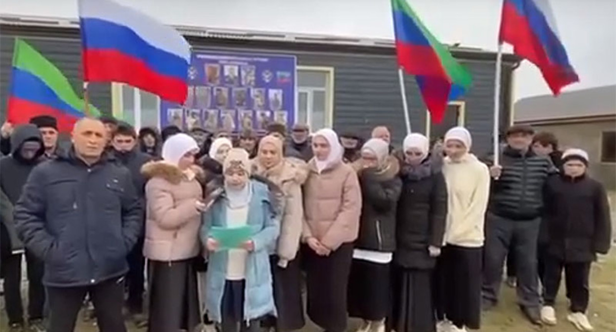 Сельчане из Дагестана записывают видеообращение к президенту России Владимиру Путину. Кадр из видео https://vk.com/wall-74219800_2188663 Сельчане из Дагестана записывают видеообращение к президенту России Владимиру Путину. Кадр из видео https://vk.com/wall-74219800_2188663