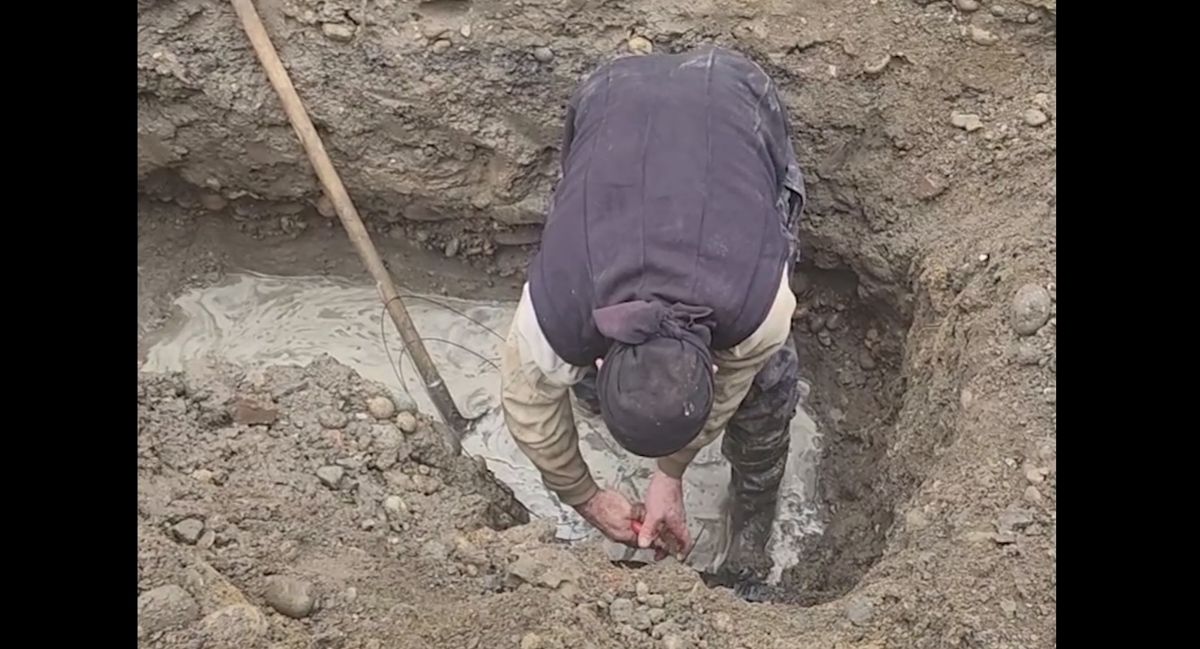 Рабочий ремонтирует водопровод в Баксане. Кадр видео ЦУР Кабардино-Балкарии https://t.me/tsur_07/2270 Рабочий ремонтирует водопровод в Баксане. Кадр видео ЦУР Кабардино-Балкарии https://t.me/tsur_07/2270