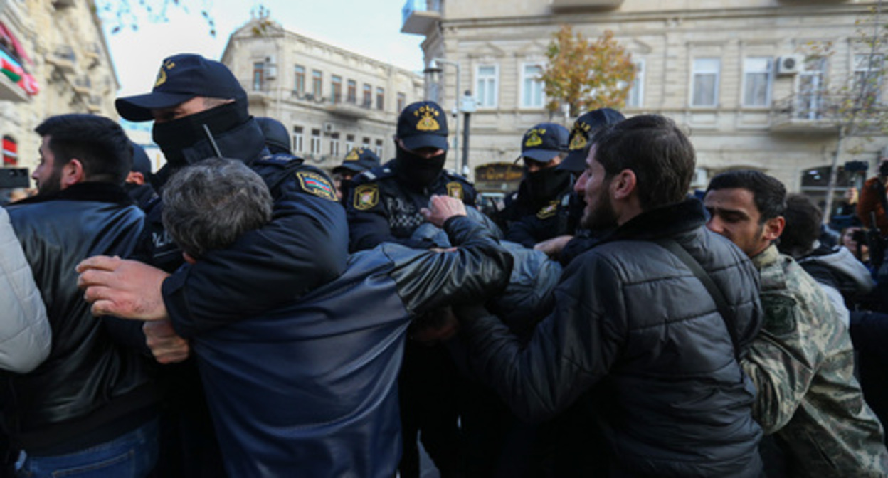 Сотрудники полиции задерживают активистов в Баку. Фото Азиза Каримова для "Кавказского узла" Сотрудники полиции задерживают активистов в Баку. Фото Азиза Каримова для "Кавказского узла"