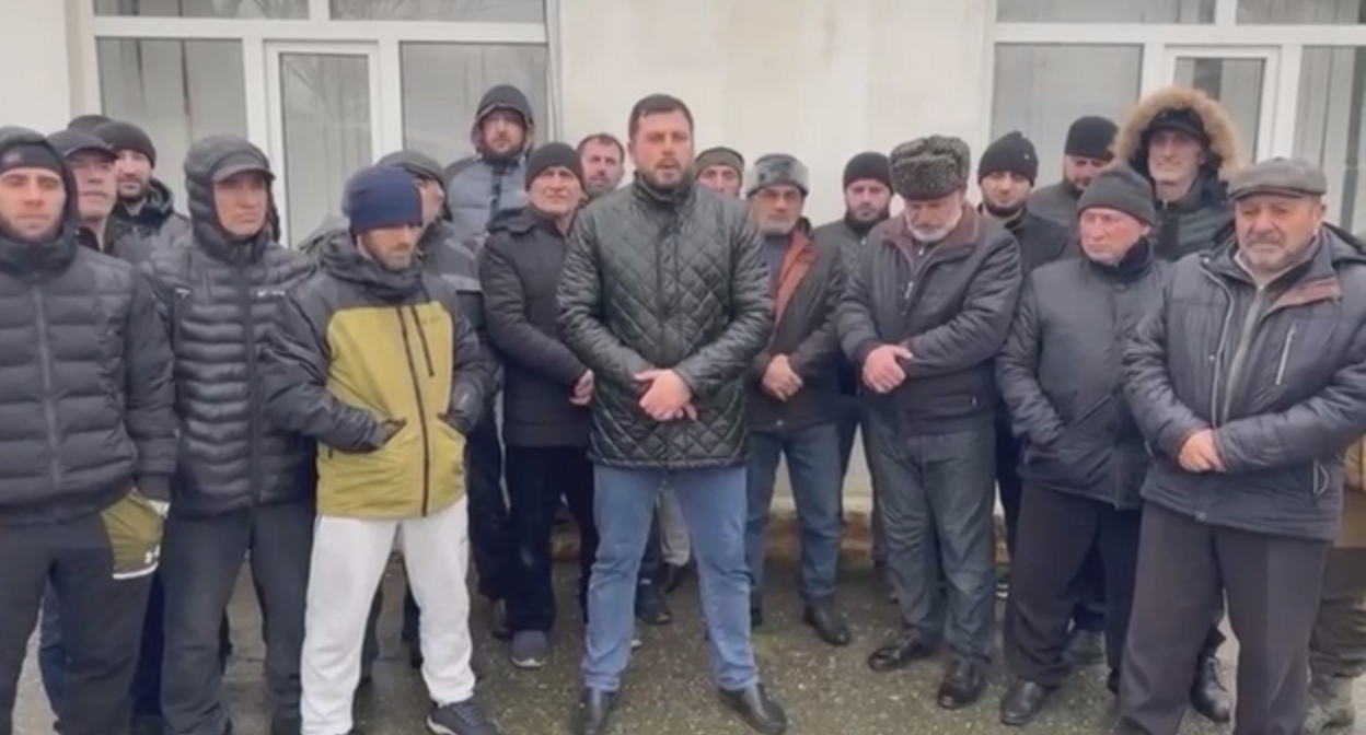 Жители поселка Богатыревка обращаются к Владимиру Путину. Кадр видео из телеграм-канала "Черновика" https://t.me/chernovik/64870 Жители поселка Богатыревка обращаются к Владимиру Путину. Кадр видео из телеграм-канала "Черновика" https://t.me/chernovik/64870