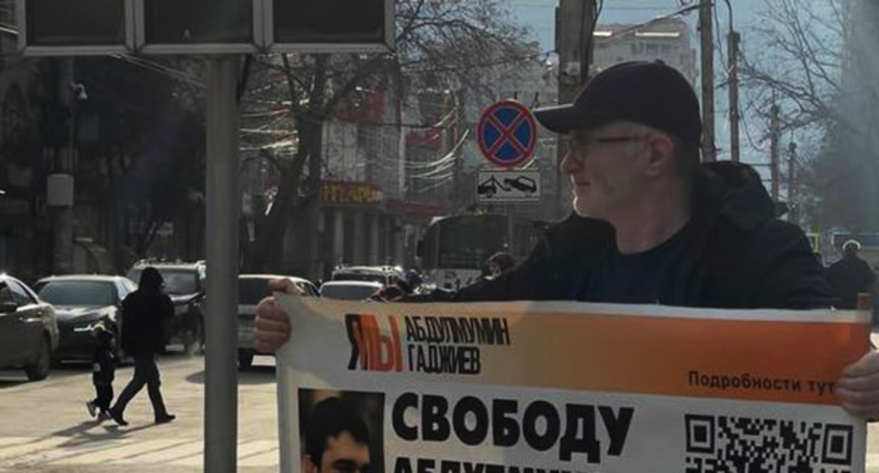 Магомед Магомедов во время пикета. Махачкала, 18 декабря 2023 года. Фото: Телеграм-канал "Черновик" Магомед Магомедов во время пикета. Махачкала, 18 декабря 2023 года. Фото: Телеграм-канал "Черновик"