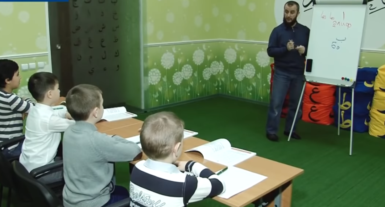 Урок арабского языка для детей. Стоп-кадр видео из YouTube-канала NurTV, https://www.youtube.com/watch?v=BGB_bgcjmG8&list=PLDr0oQyEcG4CPy0-OdpPDM70sgDz86fFP Урок арабского языка для детей. Стоп-кадр видео из YouTube-канала NurTV, https://www.youtube.com/watch?v=BGB_bgcjmG8&list=PLDr0oQyEcG4CPy0-OdpPDM70sgDz86fFP