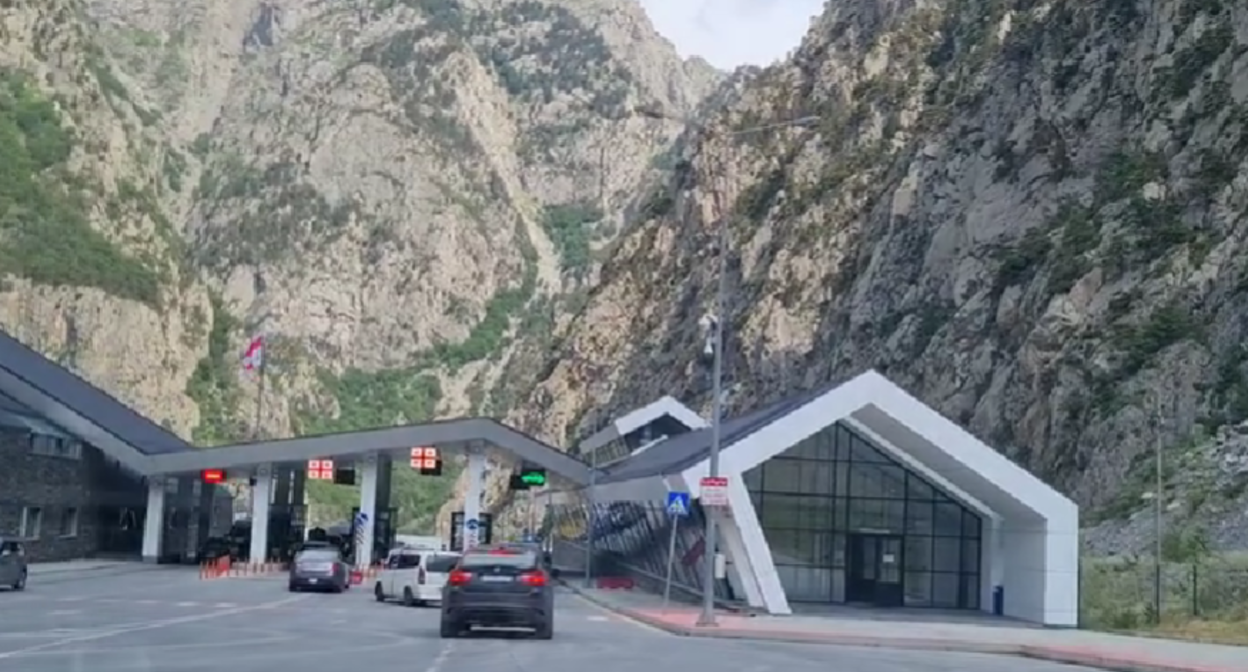 Грузинский погранпункт. Стоп-кадр видео https://dzen.ru/video/watch/60e98698f17ce44a39d584e0 Грузинский погранпункт. Стоп-кадр видео https://dzen.ru/video/watch/60e98698f17ce44a39d584e0
