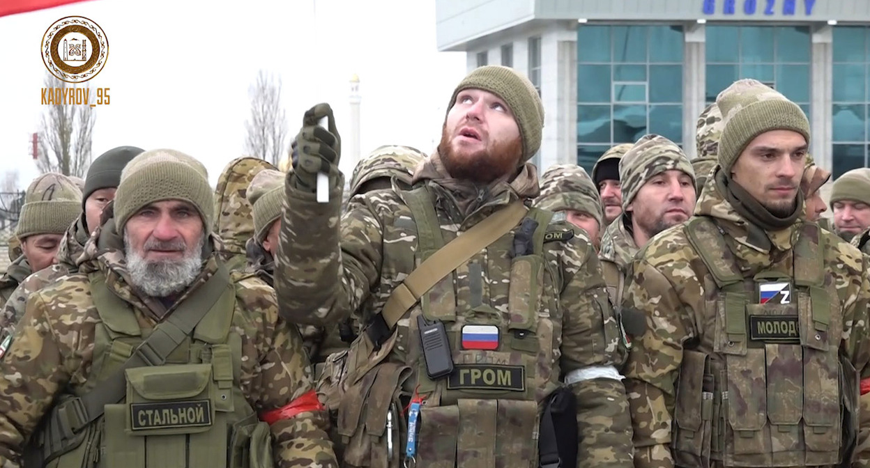 Добровольцы перед отправкой на Украину. Скриншот видео https://t.me/RKadyrov_95/4294 Добровольцы перед отправкой на Украину. Скриншот видео https://t.me/RKadyrov_95/4294