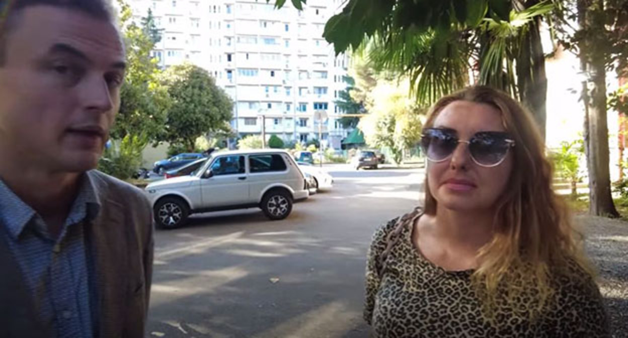 Адвокат Сергей Костюк и дольщица Алла Соболева. Скриншот ютуб-канала "С открытым забралом" Адвокат Сергей Костюк и дольщица Алла Соболева. Скриншот ютуб-канала "С открытым забралом"