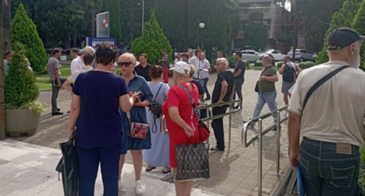 Фермеры возле входа в суд в Адлере. Фото Кристины Романовой для "Кавказского узла" Фермеры возле входа в суд в Адлере. Фото Кристины Романовой для "Кавказского узла"