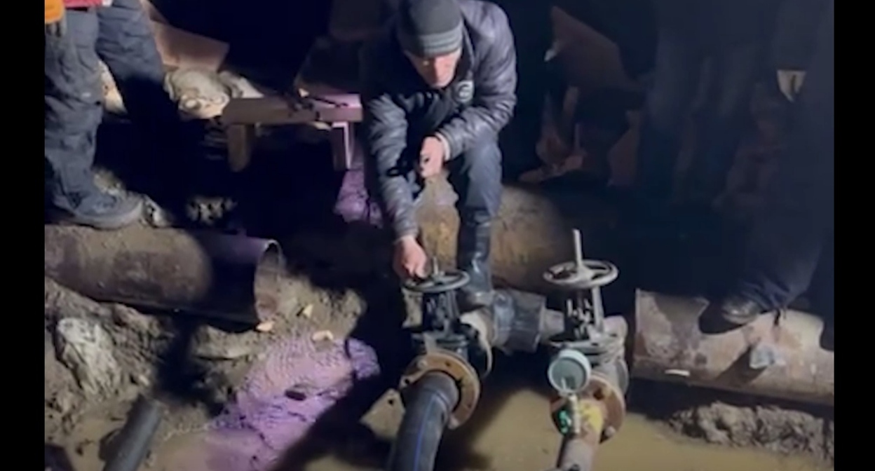 Ремонт теплотрассы в Тырныаузе. Кадр видео ЦУР Кабардино-Балкарии https://t.me/tsur_07/2276 Ремонт теплотрассы в Тырныаузе. Кадр видео ЦУР Кабардино-Балкарии https://t.me/tsur_07/2276
