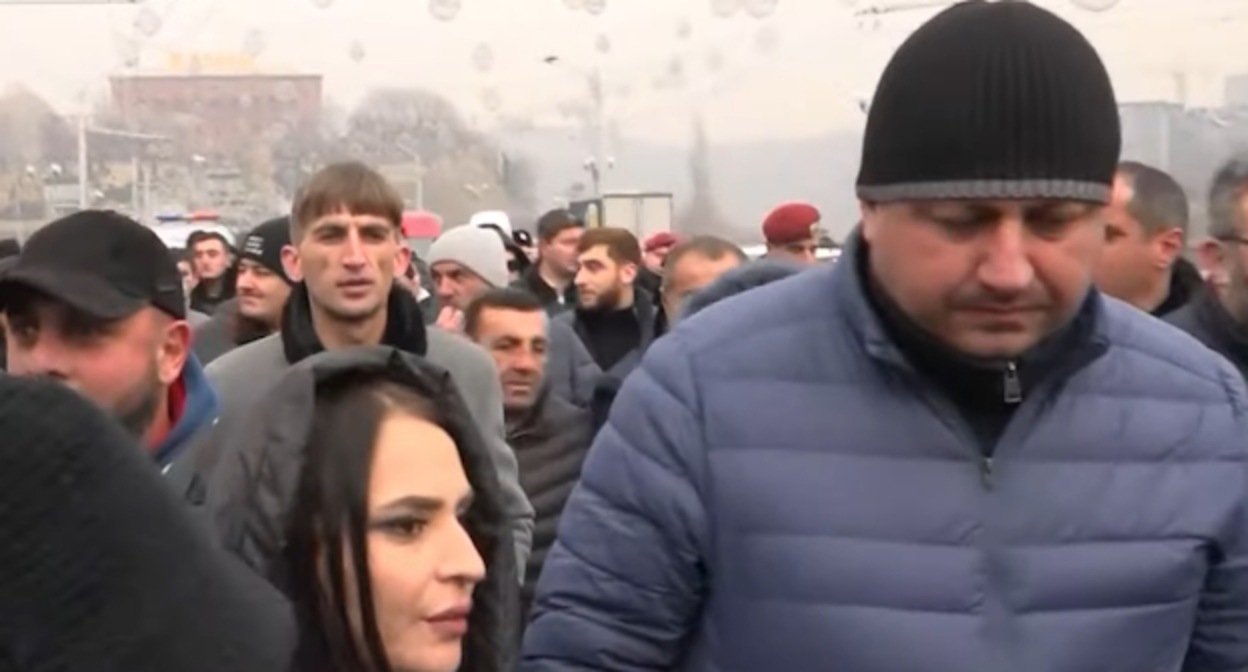 Участники акции протеста рыбоводов в Ереване, стоп-кадр видео канала NEWS AM https://www.youtube.com/watch?v=opI1_npNCes Участники акции протеста рыбоводов в Ереване, стоп-кадр видео канала NEWS AM https://www.youtube.com/watch?v=opI1_npNCes