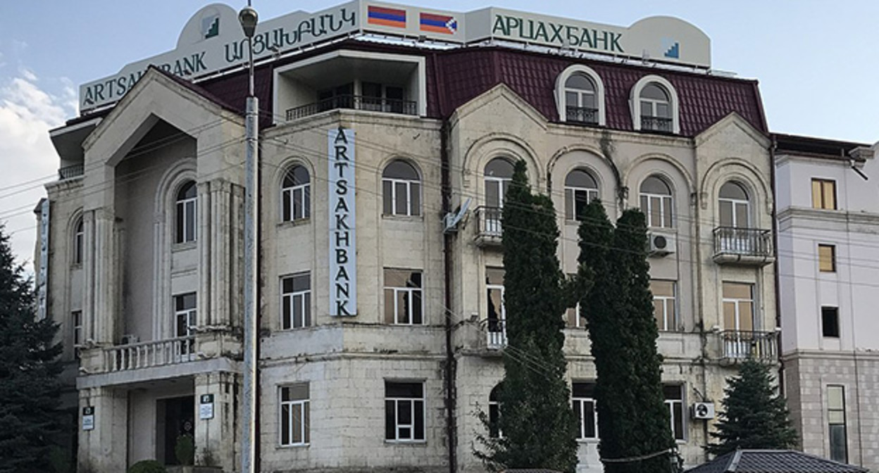"Арцахбанк". Фото: https://ru.wikipedia.org/wiki/Арцахбанк#/media/Файл:Vue_d'Artsakhbank_à_Stepanakert_(Artsakh)_en_2017.jpg "Арцахбанк". Фото: https://ru.wikipedia.org/wiki/Арцахбанк#/media/Файл:Vue_d'Artsakhbank_à_Stepanakert_(Artsakh)_en_2017.jpg