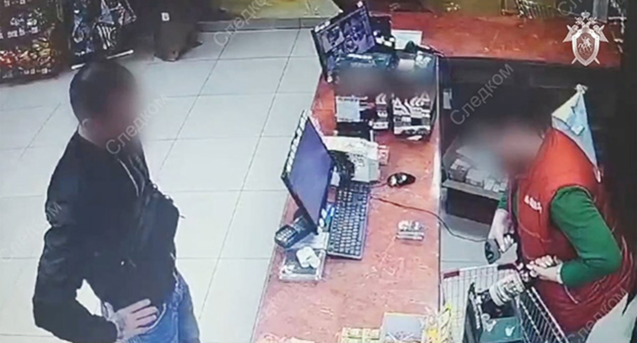 Покупка спиртного подозреваемым. Скриншот видео Следком РФ Покупка спиртного подозреваемым. Скриншот видео Следком РФ