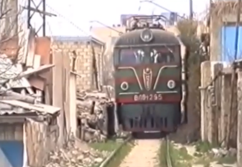 Поезд в Баку идет среди домов. Стоп-кадр видео "Кавказского узла" https://www.youtube.com/watch?v=Rzuiopwo0ts&t=170s Поезд в Баку идет среди домов. Стоп-кадр видео "Кавказского узла" https://www.youtube.com/watch?v=Rzuiopwo0ts&t=170s