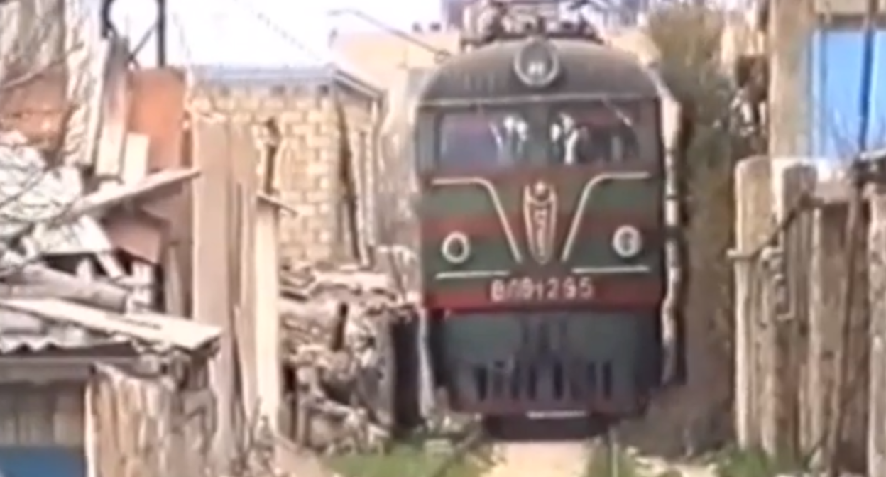 Поезд в Баку идет среди домов. Стоп-кадр видео "Кавказского узла" https://www.youtube.com/watch?v=Rzuiopwo0ts&t=170s Поезд в Баку идет среди домов. Стоп-кадр видео "Кавказского узла" https://www.youtube.com/watch?v=Rzuiopwo0ts&t=170s