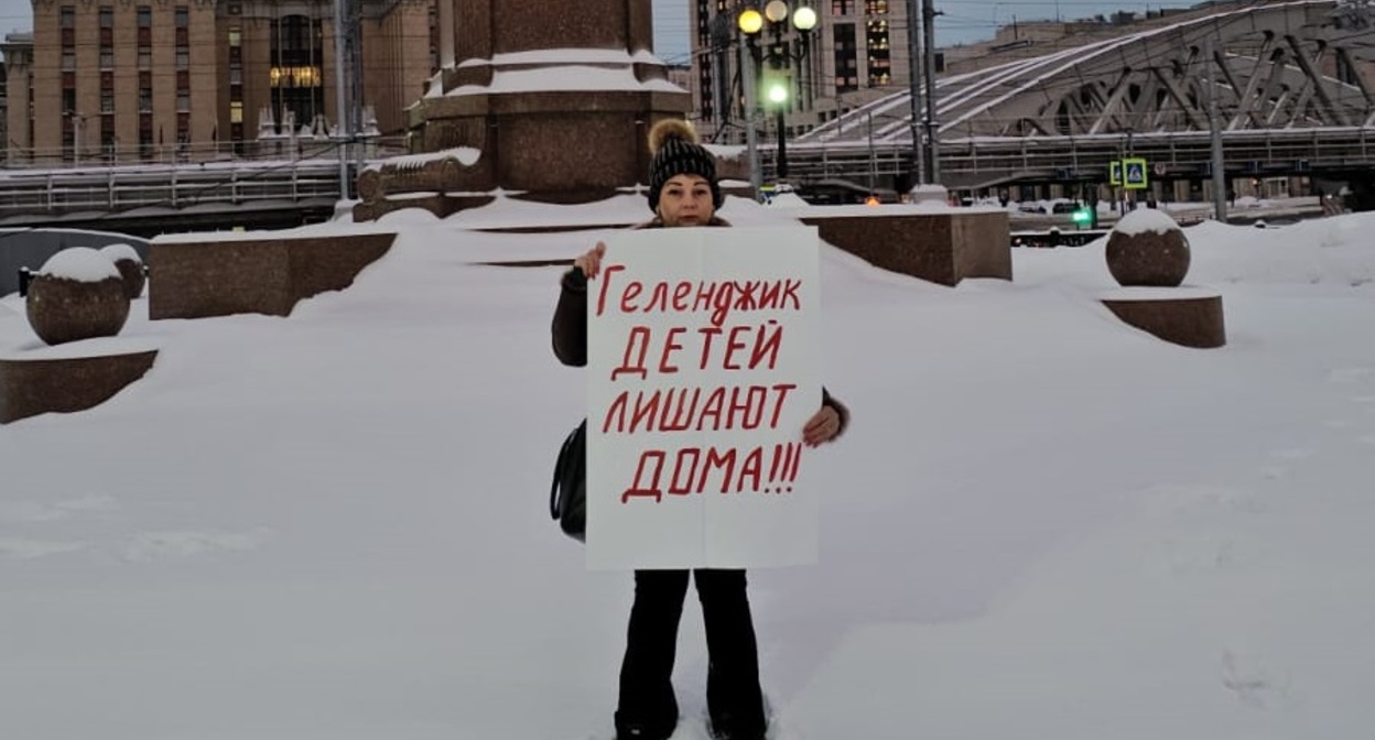 Жительница Геленджика на акции в Москве. Фото "Кавказского узла" Жительница Геленджика на акции в Москве. Фото "Кавказского узла"