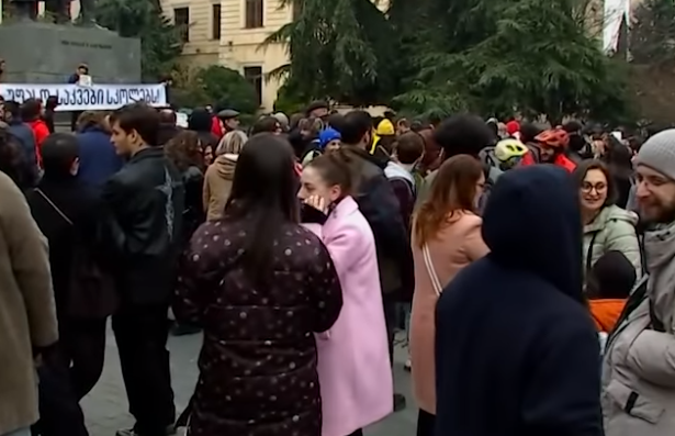 Участники акции за бесплатное питание в школах. Стоп-кадр видео "Мтавари архи" от 23.12.23, https://mtavari.tv/news/143835-upaso-saskolo-kvebis-motkhovnit-tbilisshi Участники акции за бесплатное питание в школах. Стоп-кадр видео "Мтавари архи" от 23.12.23, https://mtavari.tv/news/143835-upaso-saskolo-kvebis-motkhovnit-tbilisshi