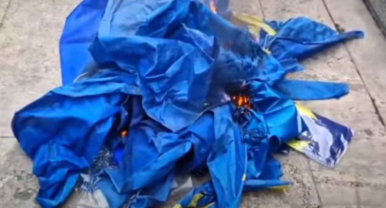 Сожженный флаг Евросоюза Скриншот видео https://iz.ru/1483115/2023-03-14/protestuiushchie-v-tbilisi-sozhgli-flag-evrosoiuza-pered-zdaniem-parlamenta Сожженный флаг Евросоюза Скриншот видео https://iz.ru/1483115/2023-03-14/protestuiushchie-v-tbilisi-sozhgli-flag-evrosoiuza-pered-zdaniem-parlamenta