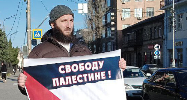 Журналист Идрис Юсупов* в одиночном пикете, внесен в реестр иностранных агентов. Махачкала, 25 декабря 2023 г. Фото: Телеграм-канал "Черновик". Журналист Идрис Юсупов* в одиночном пикете, внесен в реестр иностранных агентов. Махачкала, 25 декабря 2023 г. Фото: Телеграм-канал "Черновик".