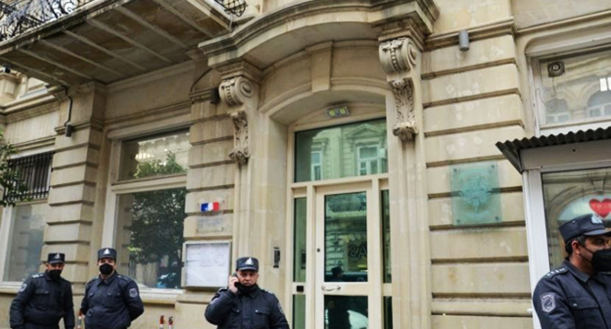 Посольство Франции. Фото: https://www.oreanda-news.com/v_mire/baku-obyyavil-personami-non-grata-dvuh-frantsuzskih-diplomatov/article1499676/ Посольство Франции. Фото: https://www.oreanda-news.com/v_mire/baku-obyyavil-personami-non-grata-dvuh-frantsuzskih-diplomatov/article1499676/