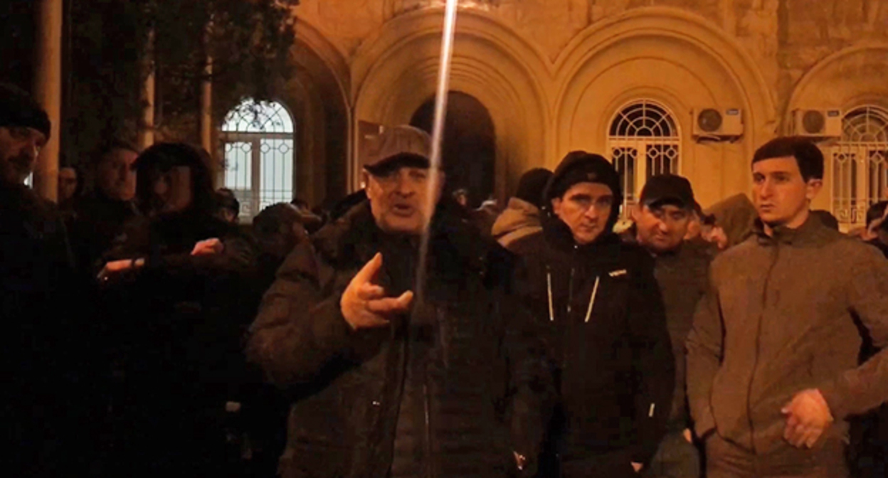 Активисты возле здания парламента Абхазии. 26 декабря 2023 г. Скриншот видео https://t.me/nujnayagazeta Активисты возле здания парламента Абхазии. 26 декабря 2023 г. Скриншот видео https://t.me/nujnayagazeta
