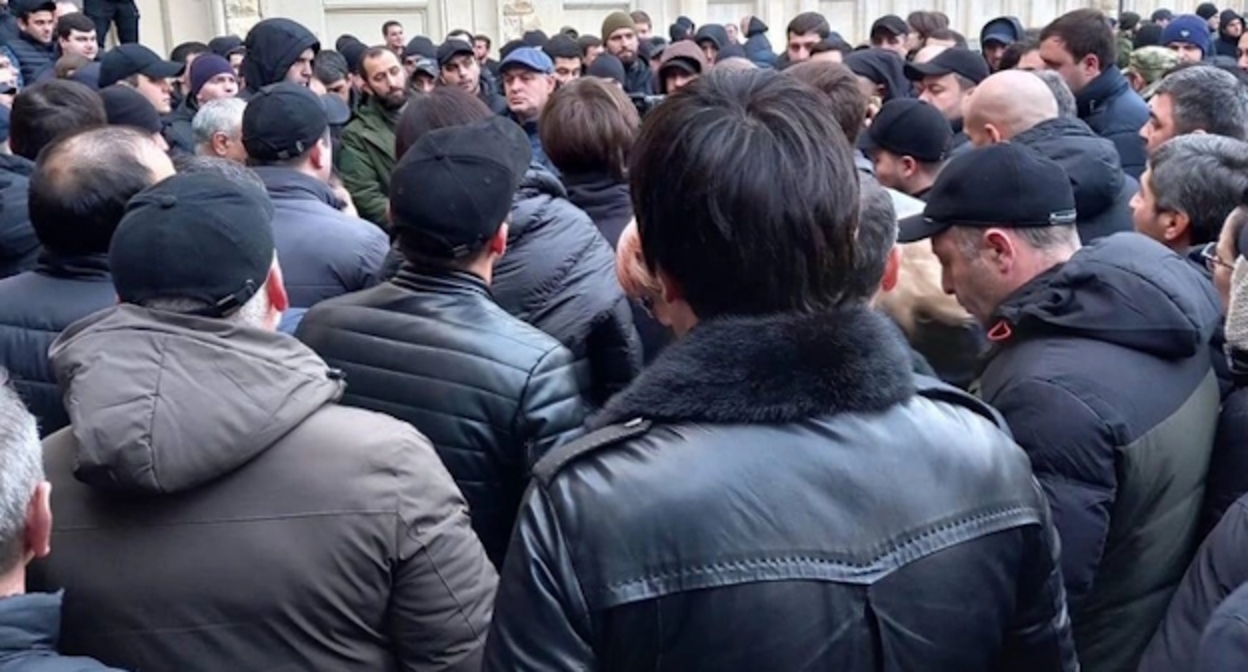 Участники протестной акции у парламента Абхазии , фото: "Нужная газета" Участники протестной акции у парламента Абхазии , фото: "Нужная газета"