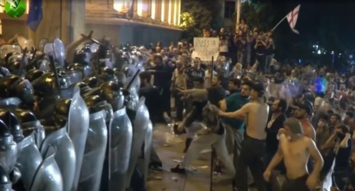 Протестующие и полицейские в Тбилиси, ночь на 21 июня. Стоп-кадр видео "Кавказского узла", https://www.kavkaz-uzel.eu/videos/5433 Протестующие и полицейские в Тбилиси, ночь на 21 июня. Стоп-кадр видео "Кавказского узла", https://www.kavkaz-uzel.eu/videos/5433