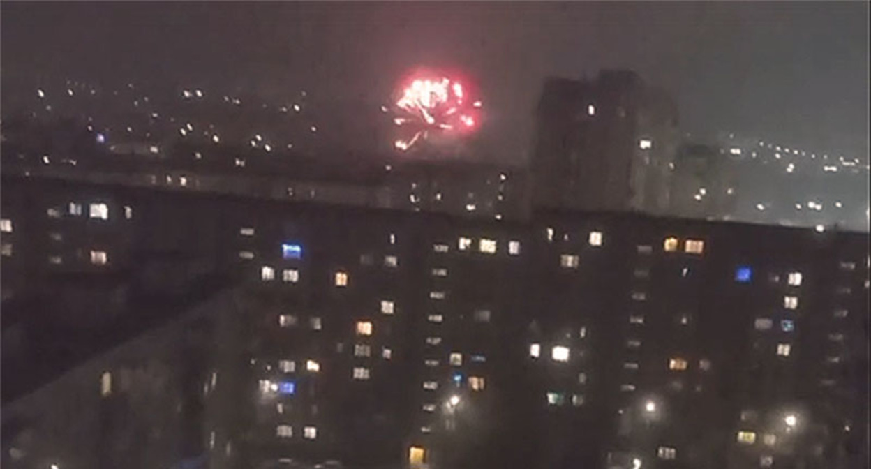 Салюты над Ростовом-на-Дону в новогоднюю ночь. Кадр из видео https://vk.com/wall-36039_9916016 Салюты над Ростовом-на-Дону в новогоднюю ночь. Кадр из видео https://vk.com/wall-36039_9916016