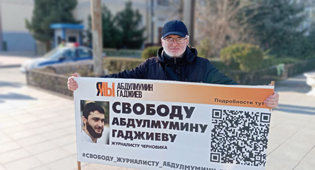 Магомед Магомедов в одиночном пикете в Махачкале. 1 января 2024 г. Фото Телеграм-канал Черновик Магомед Магомедов в одиночном пикете в Махачкале. 1 января 2024 г. Фото Телеграм-канал Черновик