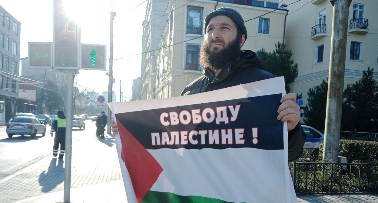 Журналист Идрис Юсупов (включен в реестр иностранных агентов) на одиночном пикете в Махачкале. Фото: "Черновик" https://t.me/chernovik/65791 Журналист Идрис Юсупов (включен в реестр иностранных агентов) на одиночном пикете в Махачкале. Фото: "Черновик" https://t.me/chernovik/65791