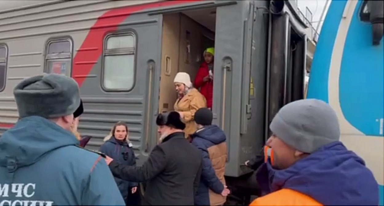 Представители властей Ингушетии и сотрудники МЧС встречают переселенцев из Палестины. 1 января 2023 года. Кадр видео из телеграм-канала Миннаца Ингушетии https://t.me/minnac06/3412 Представители властей Ингушетии и сотрудники МЧС встречают переселенцев из Палестины. 1 января 2023 года. Кадр видео из телеграм-канала Миннаца Ингушетии https://t.me/minnac06/3412