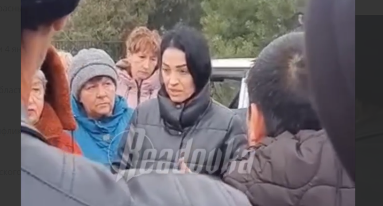 Жители поселка Красный на сходе. Стоп-кадр видео из Telegram-канала Readovka от 04.01.24, https://t.me/readovkanews/71909 Жители поселка Красный на сходе. Стоп-кадр видео из Telegram-канала Readovka от 04.01.24, https://t.me/readovkanews/71909