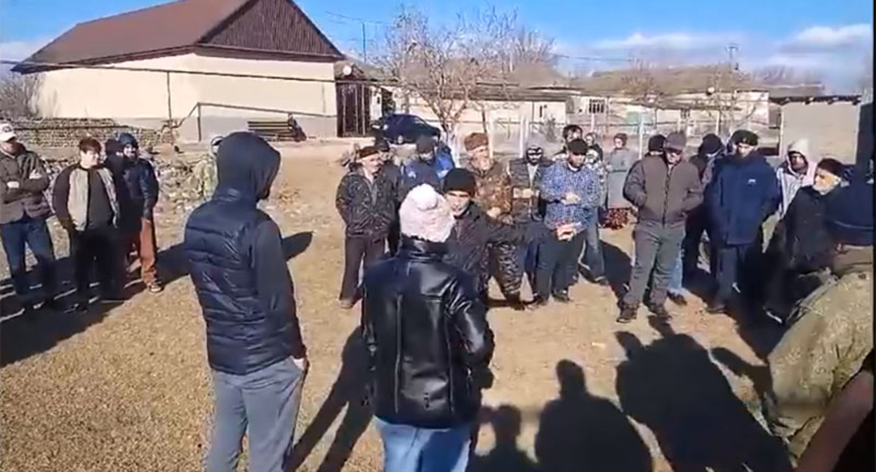 Житель Пятилетки рассказывает о проблеме с водоснабжением. Кадр из видео https://vk.com/wall-74219800_2209769 Житель Пятилетки рассказывает о проблеме с водоснабжением. Кадр из видео https://vk.com/wall-74219800_2209769