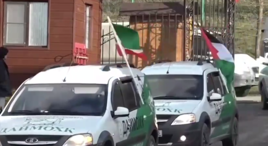 Машины фонда "Даймохк" привезли помощь для беженцев из Палестины. Стоп-кадр видео из Telegram-канала Ахмеда Дудаева от 07.01.23, https://t.me/akhmeddudaev/2730
