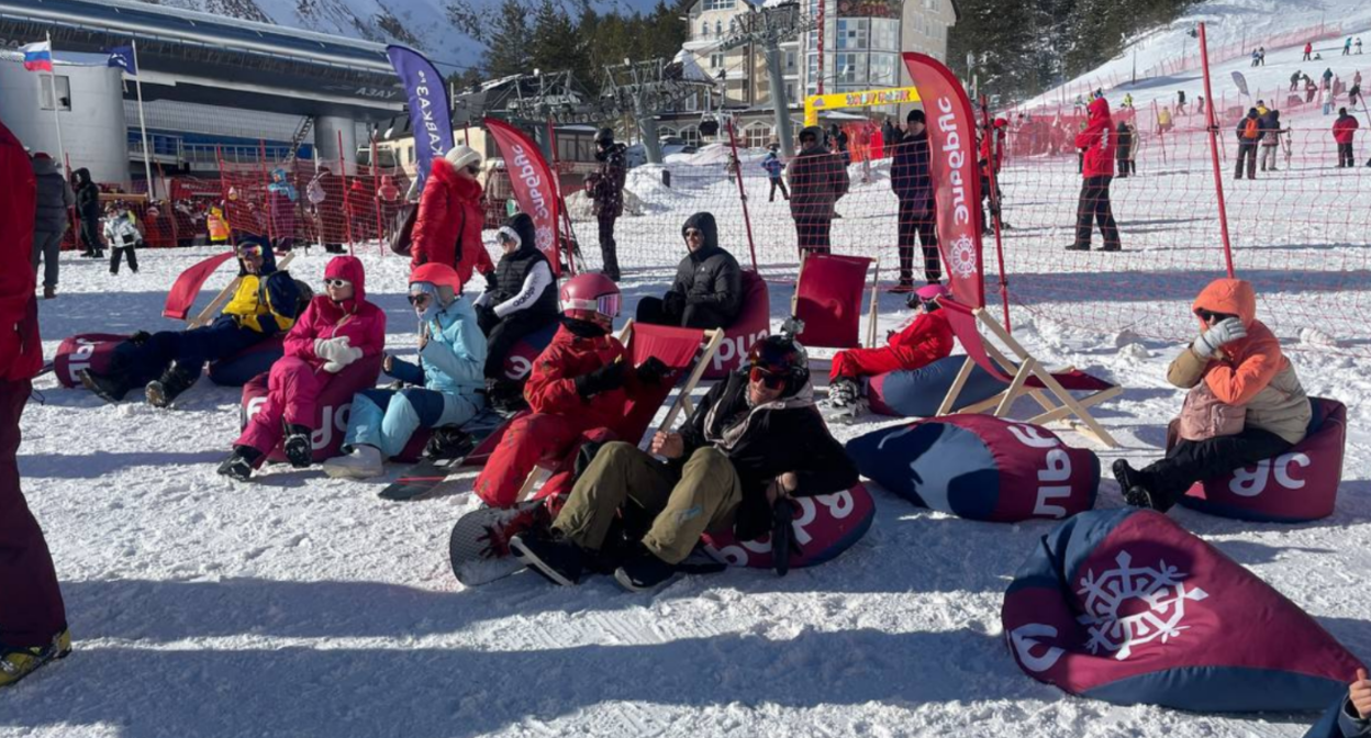 Туристы на курорте "Эльбрус". Фото из Telegram-канала курорта от 06.01.24, https://t.me/elbrusresort/3797 Туристы на курорте "Эльбрус". Фото из Telegram-канала курорта от 06.01.24, https://t.me/elbrusresort/3797