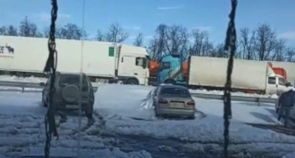 Затор на трассе "Дон". Скриншот видео https://gazetapik.ru/2023/03/31/zator-na-federalnoj-doroge-m4-don-v-rostovskoj-oblasti-sohranyaetsya-uzhe-bolshe-sutok/ Затор на трассе "Дон". Скриншот видео https://gazetapik.ru/2023/03/31/zator-na-federalnoj-doroge-m4-don-v-rostovskoj-oblasti-sohranyaetsya-uzhe-bolshe-sutok/