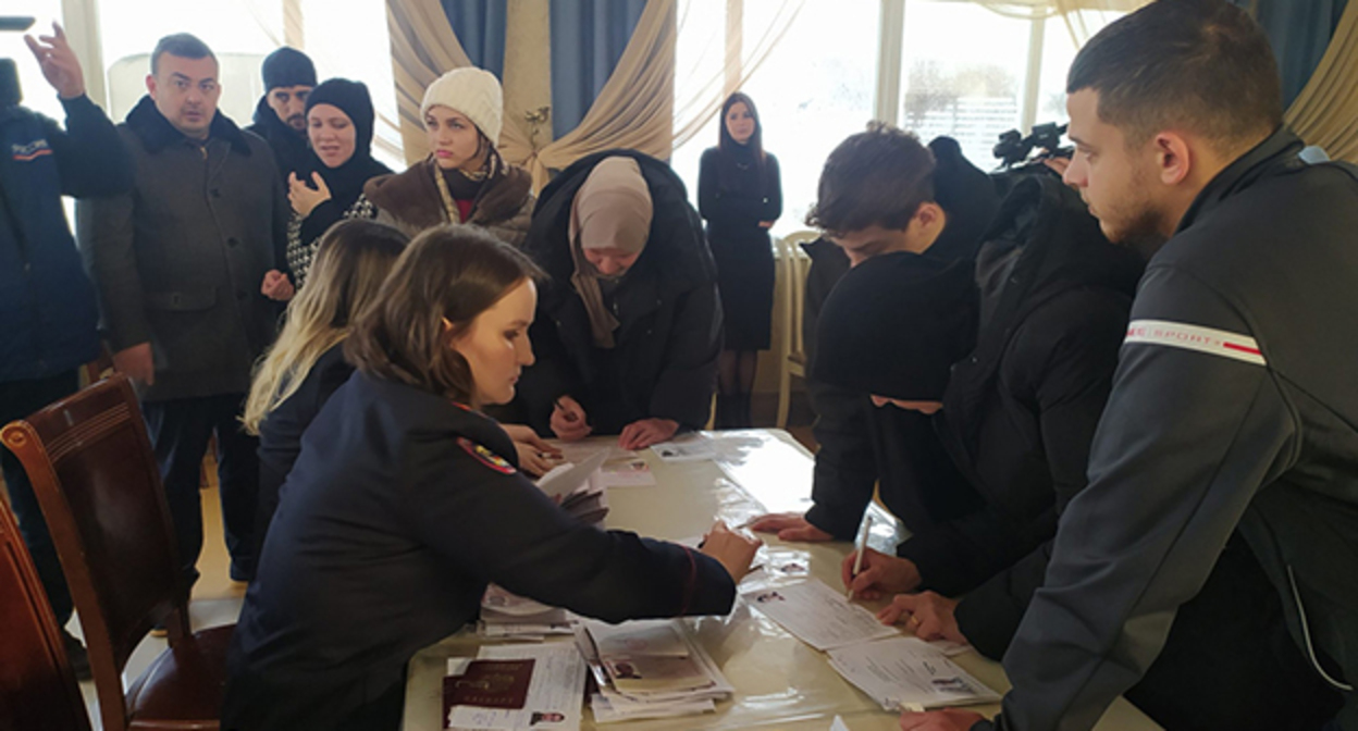 Беженцы из Палестины получают российские паспорта. Фото: Аскара Магомедова https://dagpravda.ru Беженцы из Палестины получают российские паспорта. Фото: Аскара Магомедова https://dagpravda.ru