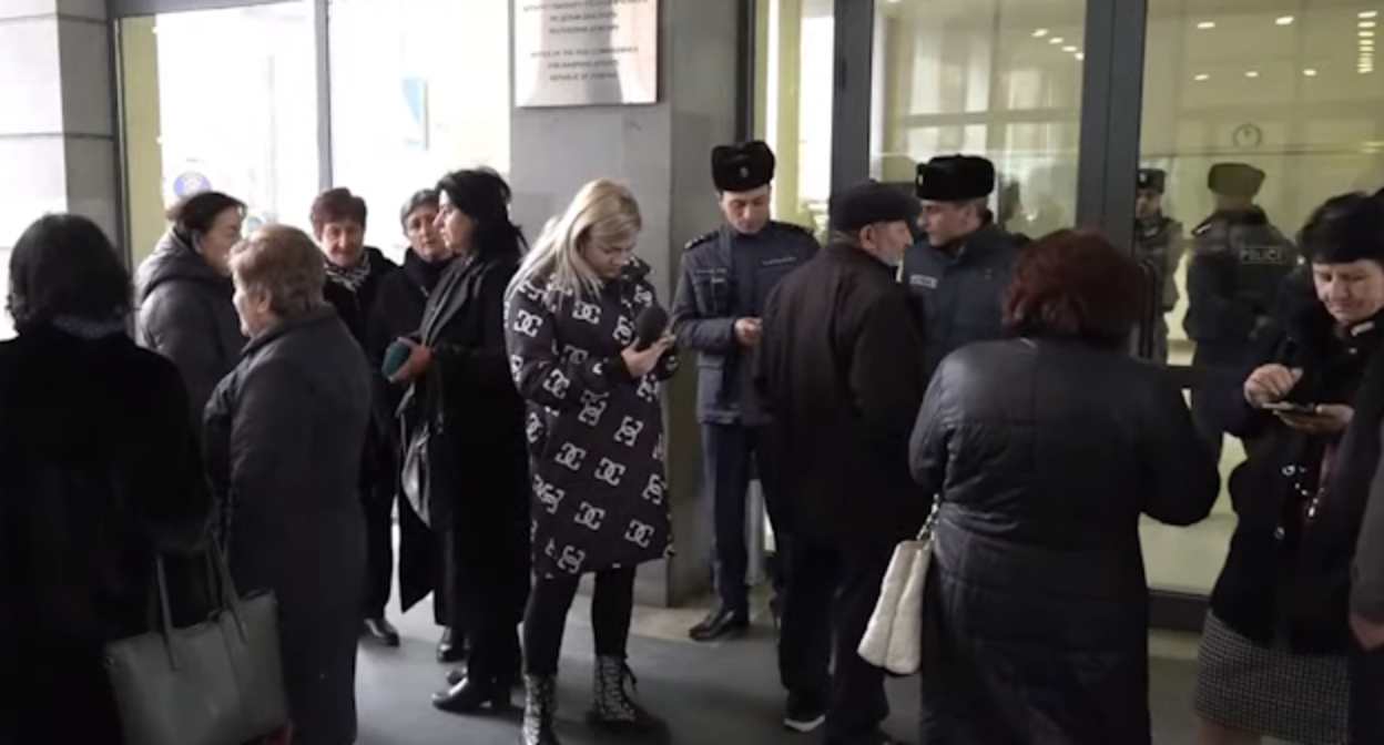 Участники акции протеста в Ереване, стоп-кадр видео канала
NEWS AM https://www.youtube.com/watch?v=nktlsnMOqi0&t=161s Участники акции протеста в Ереване, стоп-кадр видео канала
NEWS AM https://www.youtube.com/watch?v=nktlsnMOqi0&t=161s