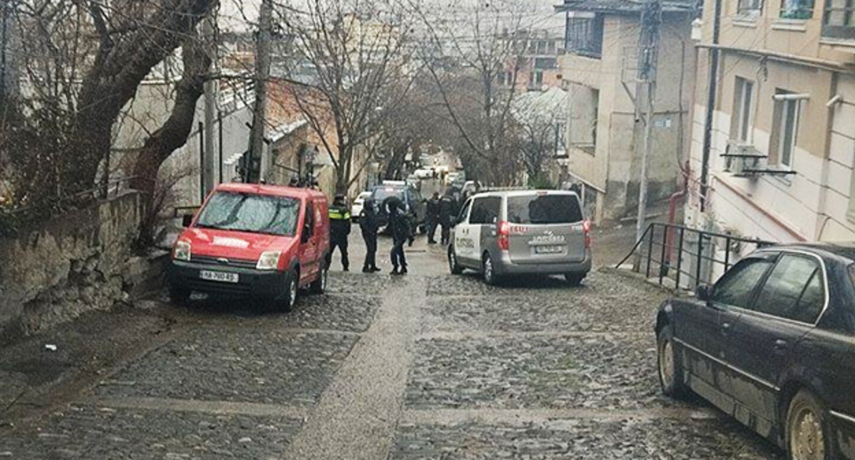 Православные и полиция окружили дом Перадзе после видео с иконой. 10 января 2024 г. Скриншот видео https://t.me/Tbilisi_life/22484 Православные и полиция окружили дом Перадзе после видео с иконой. 10 января 2024 г. Скриншот видео https://t.me/Tbilisi_life/22484