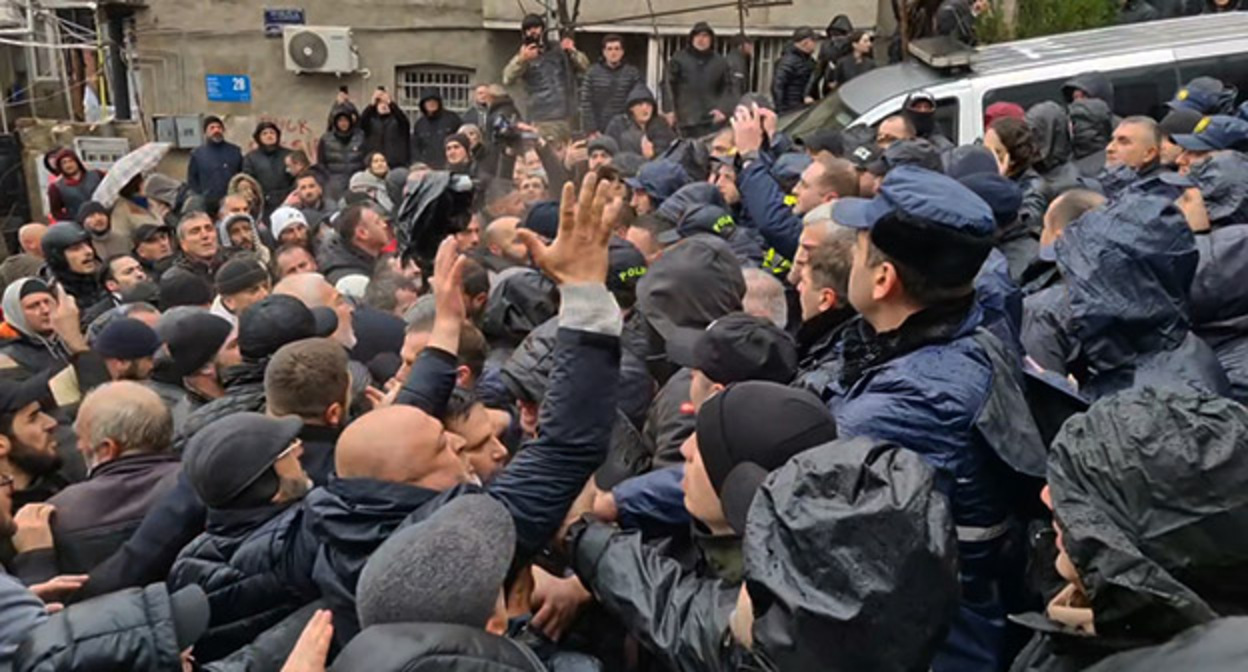 Активисты и сторонники движения "Альт-Инфо" окружили дом Перадзе. 10 января 2024 г. Скриншот видео https://t.me/Tbilisi_life/22484 Активисты и сторонники движения "Альт-Инфо" окружили дом Перадзе. 10 января 2024 г. Скриншот видео https://t.me/Tbilisi_life/22484