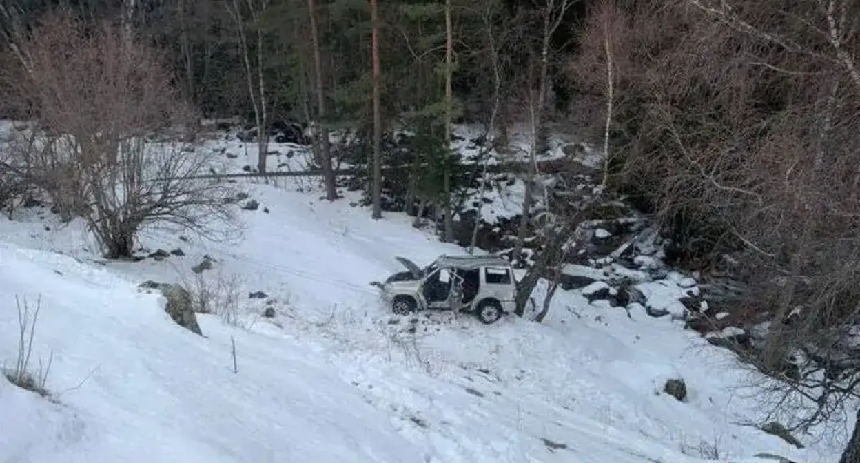 Внедорожник с туристами сорвался в ущелье в Карачаево-Черкессии. Фото: МВД КЧР Внедорожник с туристами сорвался в ущелье в Карачаево-Черкессии. Фото: МВД КЧР