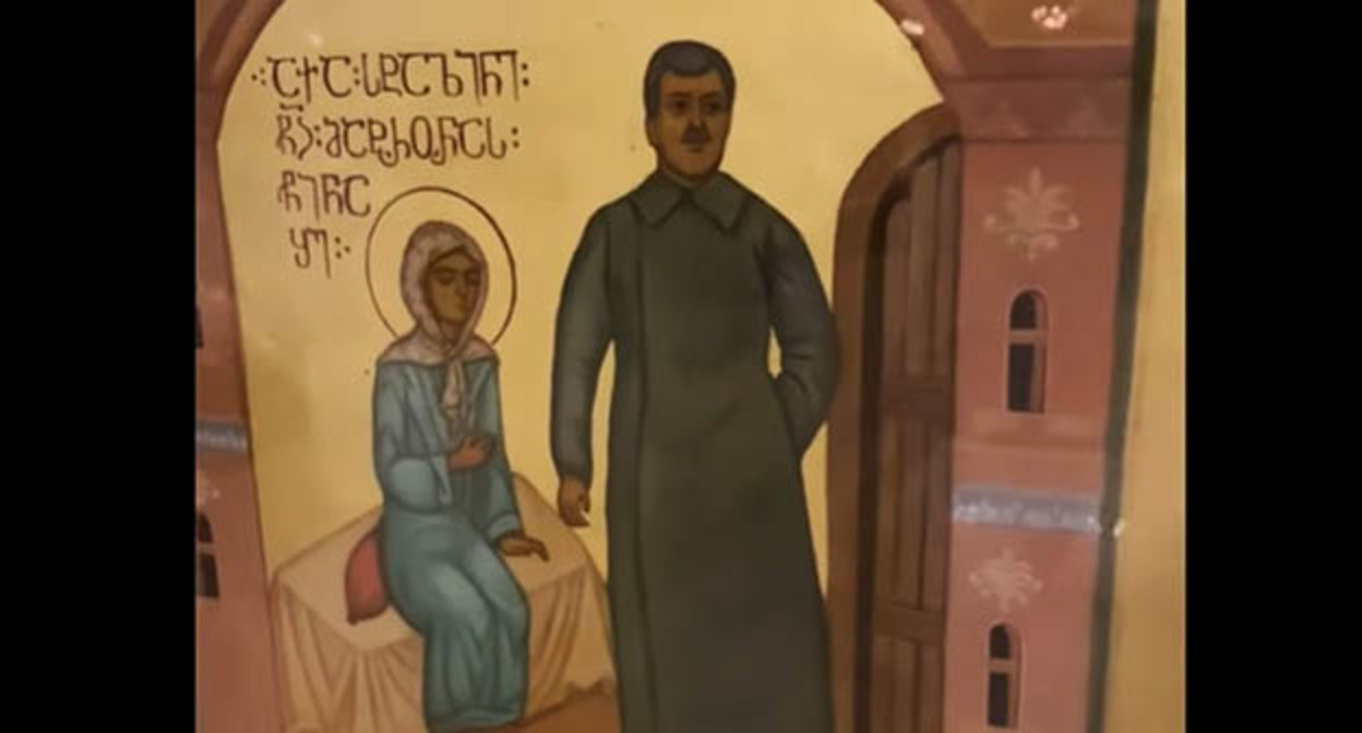 Фрагмент иконы со Сталиным в Свято-Троицком соборе. Скриншот видео https://t.me/NGnewsgeorgia/12094 Фрагмент иконы со Сталиным в Свято-Троицком соборе. Скриншот видео https://t.me/NGnewsgeorgia/12094