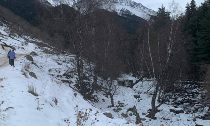 Машина упала в обрыв, фото УМВД по Карачаево-Черкесии от 05.01.24, https://t.me/mvd_kchr/5225 Машина упала в обрыв, фото УМВД по Карачаево-Черкесии от 05.01.24, https://t.me/mvd_kchr/5225